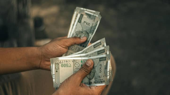 अगर नेपाल में आप 1000 भारतीय रुपये में खरीदारी करना चाहते हैं तो आपको यहां एक सामान्य रेस्तरां में एक खाने की थाली 200-400 NPR में मिल सकती है.