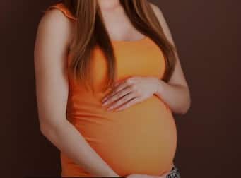 प्रेग्नेंट महिलाएं: गर्भावस्था में महिलाओं को सोडियम और आयोडीन का संतुलन बेहद जरूरी होता है. ऐसे में सेंधा नमक का ज्यादा सेवन सेहत और बच्चे दोनों पर बुरा असर डाल सकता है.
