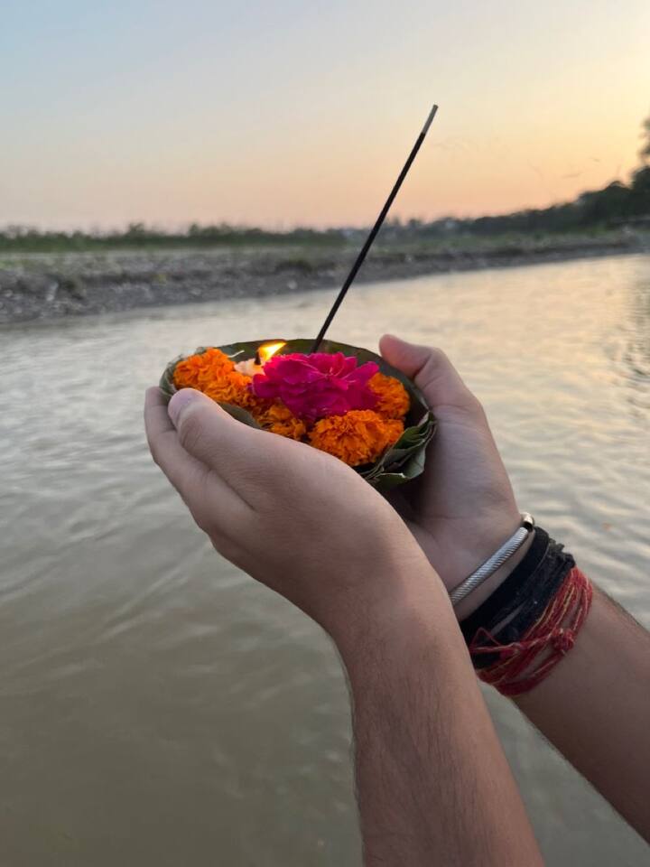 पितरांच्या तर्पणासाठी दुपारची वेळ उत्तम आहे. यासाठी ब्रह्म मुहूर्तात श्राद्ध करु नका.