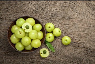आंवला: आंवला बालों के लिए रामबाण माना जाता है. इसमें vitamin C और antioxidants होते हैं जो बालों को समय से पहले सफेद होने से रोकते हैं और उन्हें मजबूत और चमकदार बनाते हैं.
