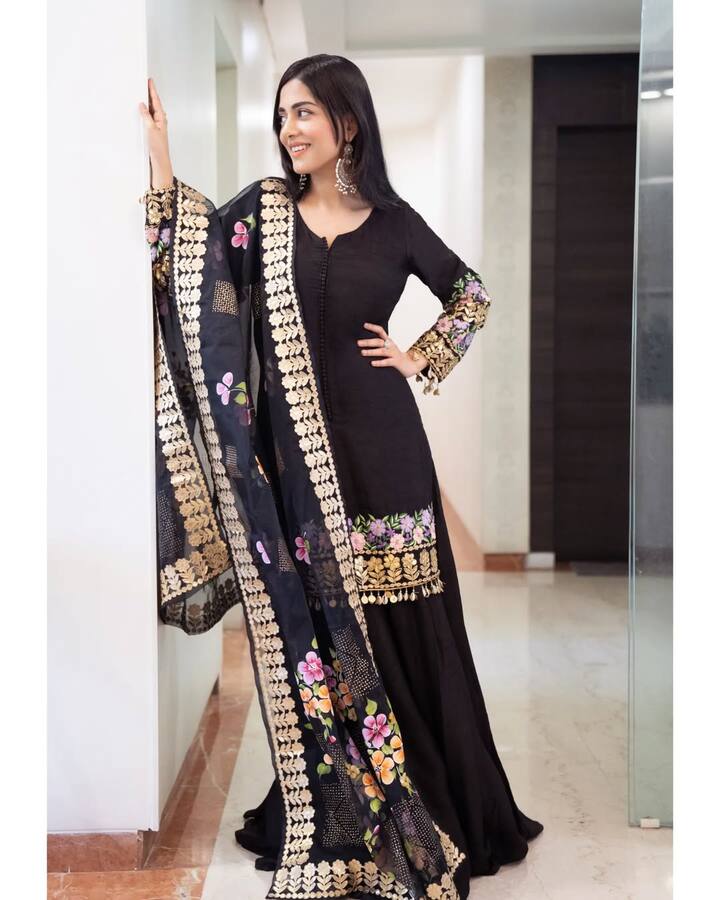 इस लुक में अमृता ने ब्लैक सूट पहना है, जिस पर स्लीव्स और बॉर्डर पर फ्लोरल एम्ब्रॉयडरी है. ब्लैक दुपट्टे पर गोल्डन और कलरफुल फूलों का काम उनके आउटफिट को रिच  बना रहा है. सिल्वर जुमके उनके देसी लुक को पूरा कर रहे हैं.