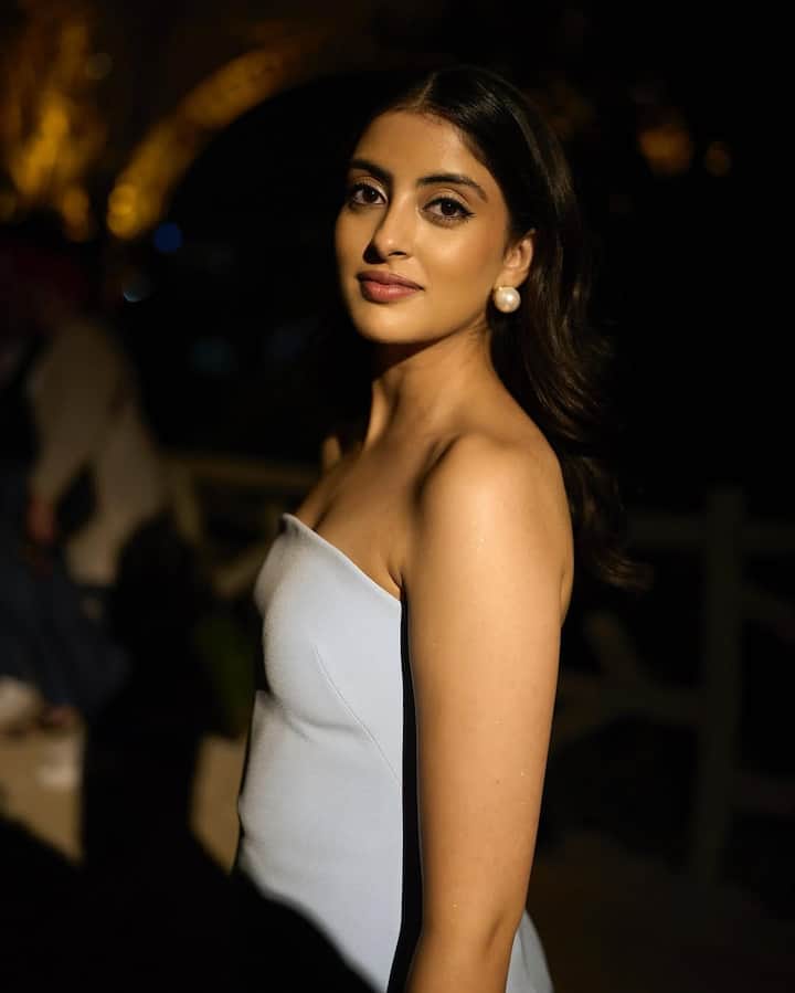 नव्या नंदा ने फिल्मों की चमक-दमक से दूर अपनी अलग राह चुनी है. जहां ज्यादातर स्टारकिड्स एक्टिंग की दुनिया में कदम रखते हैं, वहीं नव्या ने बिजनेस और सोशल वर्क को अपना करियर बनाया.