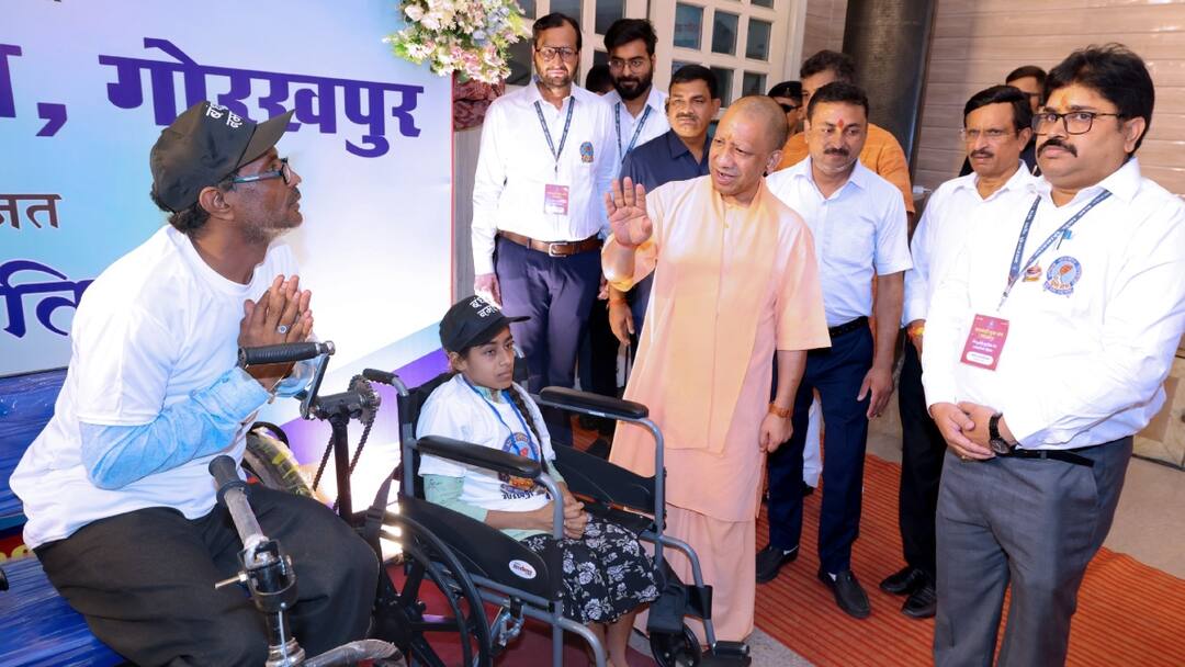 सीएम योगी बोले- दिव्यांगजनों को ईश्वर ने दिए अनेक गुण, कई बार मनवाया प्रतिभा का लोहा CM Yogi Adityanath said God has given many qualities to the disabled people ann सीएम योगी बोले- दिव्यांगजनों को ईश्वर ने दिए अनेक गुण, कई बार मनवाया प्रतिभा का लोहा