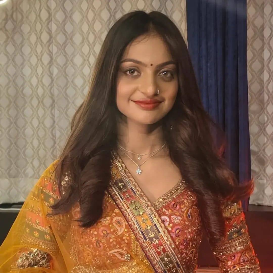 The fate of Monalisa Bhosle has now changed completely and the fans are also very happy to see her climbing the ladder of success day by day. Now everyone is eagerly waiting for these debut films.