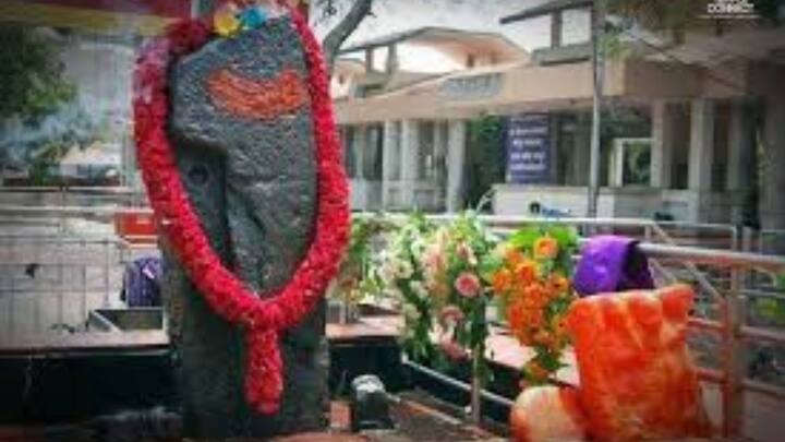धार्मिक श्रद्धा आणि अनोखी जीवनशैली यामुळे शनी शिंगणापूर हे महाराष्ट्रातील एक अद्भुत ठिकाण मानलं जातं.