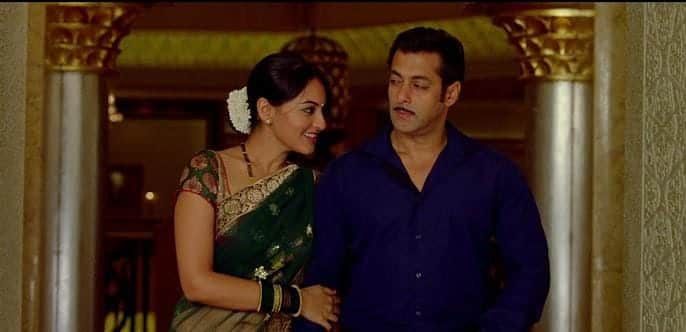 'Chori Kiya Re Jia'- Chulbul Pandey's soft and love style is seen in the romantic song 'Chori Kiya Re Jia' with Sonakshi Sinha. Salman's chemistry made the song special. His smile, light gestures and feeling of living together fills warm in the song. This song makes balance with the tremendous energy of the film and introduces Salman's softening and charm beautifully.