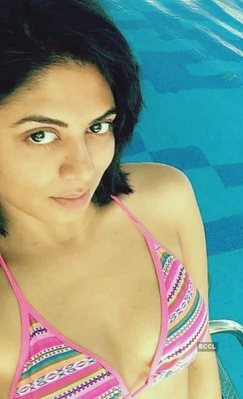 Kavita Kaushik always makes the spotlight in her name with her sizzling style. On their photos and videos, users rain the likes.