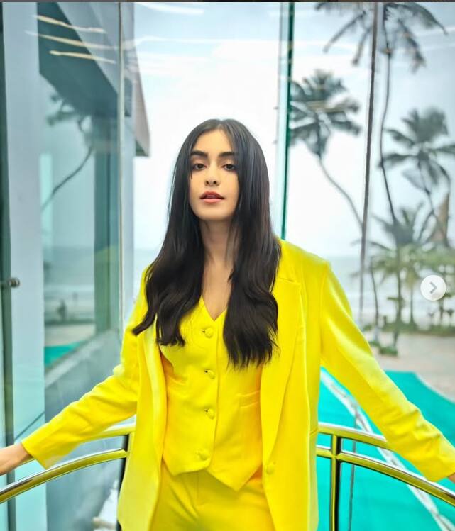 Ada's bossy look is being seen in this yellow yellow outfit.