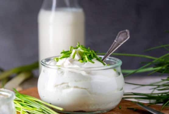 दूध और दही: डेयरी प्रोडक्ट्स जैसे दूध और दही में vitamin B12 और calcium प्रचुर मात्रा में होता है. यह न केवल बालों को काला बनाए रखता है बल्कि उनकी मजबूती और चमक भी बढ़ाता है.