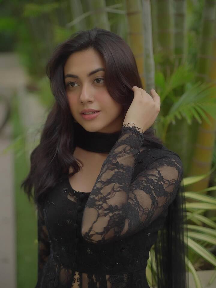 The popular actress of the television industry, Reem Sheikh, is always in the headlines for her beautiful look and unique style. Along with her best performance, she also rules the hearts of fans in terms of fashion. On Wednesday, the actress posted some pictures on Instagram, in which she looks very beautiful.
