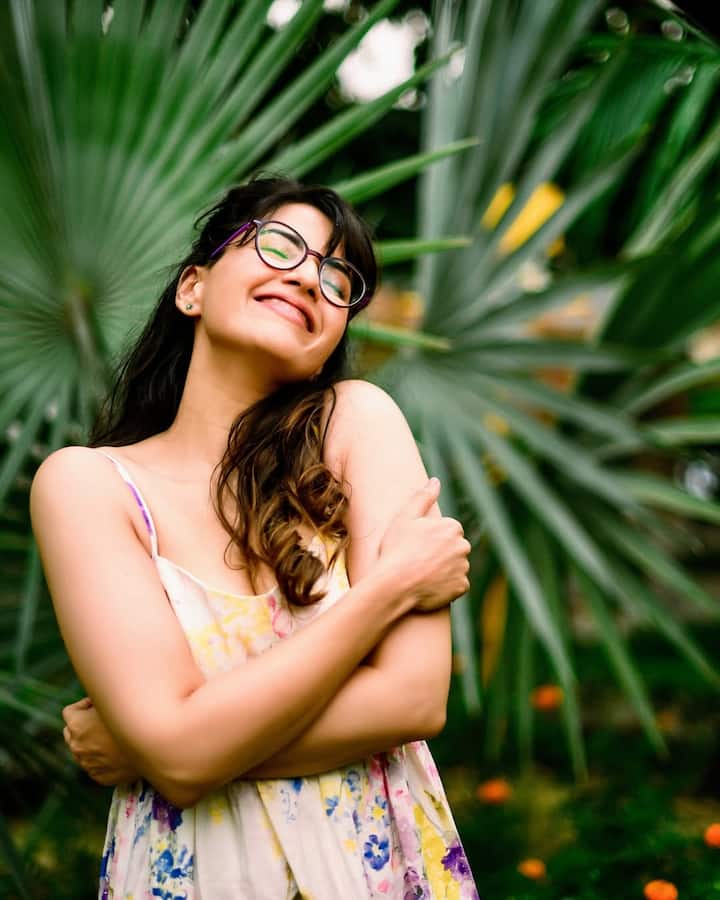 स्मृति को टॉपर ऑफ द ईयर की सुवरीन गुग्गल के नाम से भी जाना जाता है. इसके अलावा उन्हें प्यार तूने क्या किया और दिल संभल जा जरा में भी देखा जा चुका है.