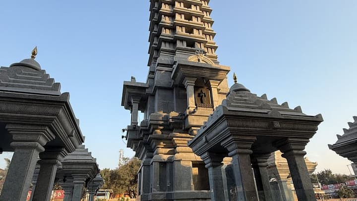 गावातील लोकांचा विश्वास आहे की शनीदेवाची कृपा असल्यामुळे इथे चोरी होत नाही.