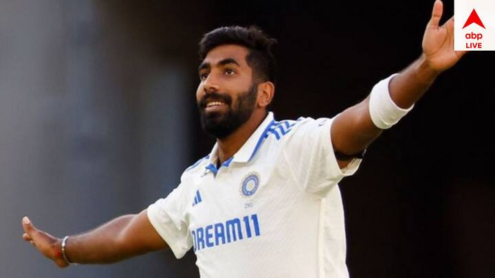 জসপ্রীত বুমরা টেস্টে ২০২৩-২৫, ওয়ান ডে তে ২০৮ সালে ও টি-টোয়েন্টি ফর্ম্য়াটে ২০১৭-১৮ মরশুমে ক্রমতালিকায় শীর্ষস্থান দখল করেছিলেন।