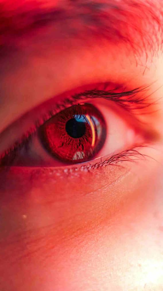 एक दिन में कितनी बार पलकें झपकाता है इंसान?