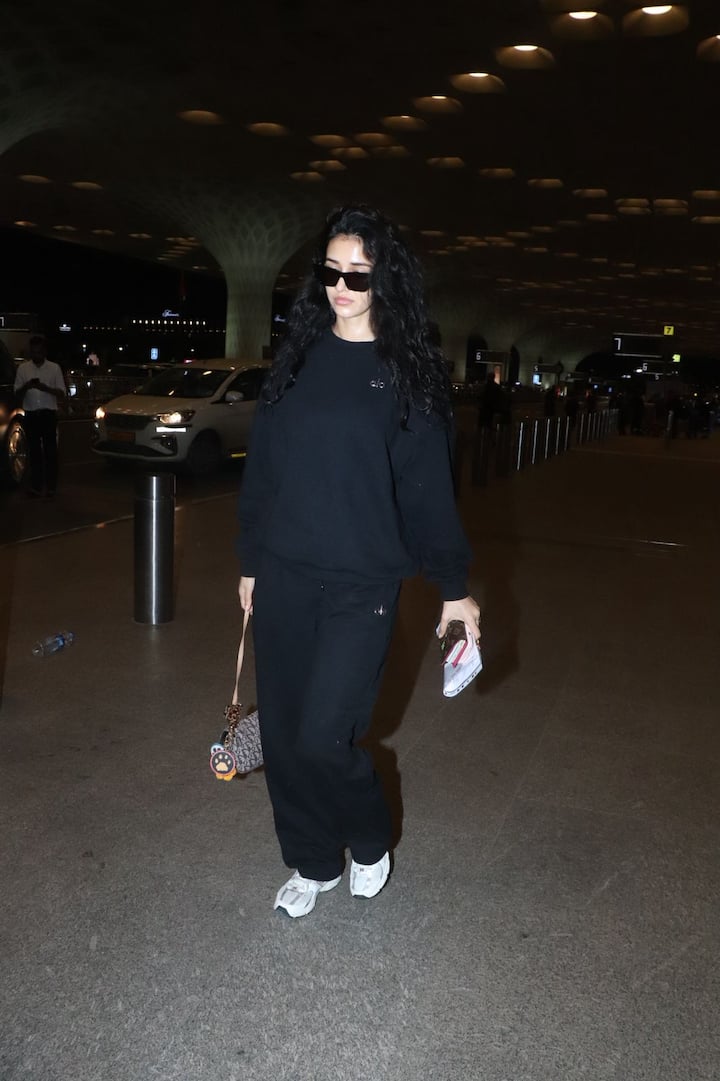 Disha Patani has recently been spotted at the airport. His airport look is quite casual but stylish. He is wearing an all black outfit, which includes black sweets and matching black trousers.