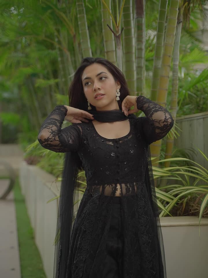 Reem has completed this traditional outfit with simple makeup. He has left the hair open with minimal makeup, which is further enhancing the beauty of his face.