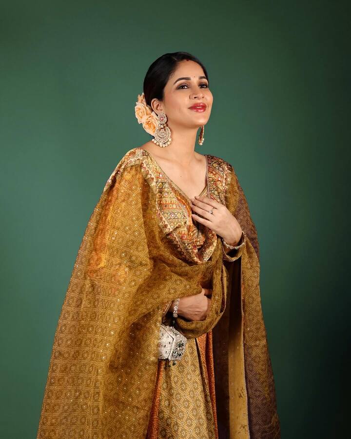 एक्ट्रेस सोशल मीडिया पर भी काफी एक्टिव हैं और हमेशा ही अपने अलग–अलग आउटफिट में ग्लैमरस अंदाज से फैंस को इंप्रेस करती हैं. फैंस भी हसीना के इन तस्वीरों पर जमकर अपना प्यार बरसाते हैं.