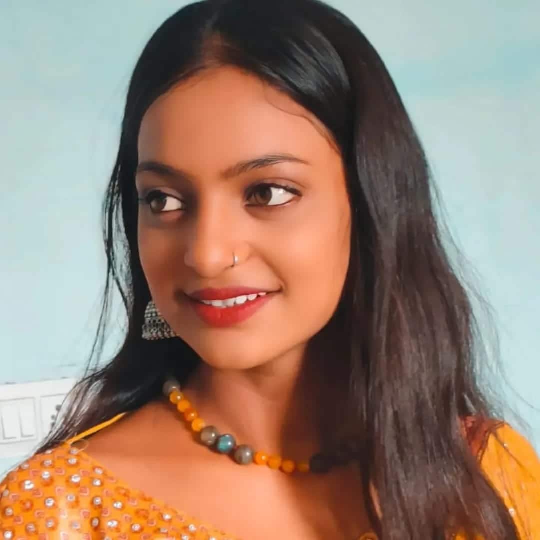 During this time, so many photos and videos of the actress went viral that she became famous overnight. Now people also know her by the name of viral Kumbh Girl. After this, Monalisa's luck shone.
