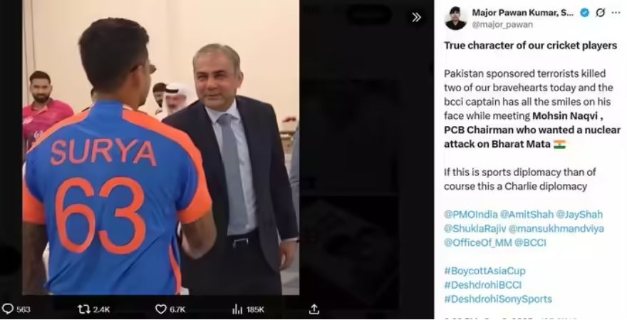 Asia Cup 2025: सूर्यकुमार यादव ने परमाणु हमला करने की धमकी देने वाले पाकिस्तानी मंत्री से मिलाया हाथ, सोशल मीडिया पर लोगों का फूटा गुस्सा