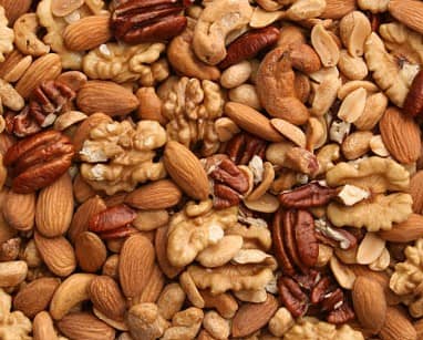 बादाम और अखरोट: ड्राई फ्रूट्स जैसे बादाम और अखरोट में vitamin E और omega-3 fatty acids पाए जाते हैं. ये बालों की जड़ों को पोषण देते हैं और स्कैल्प में ब्लड सर्कुलेशन को बेहतर बनाते हैं.