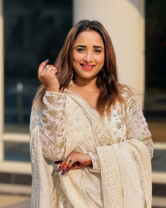 इस व्हाइट सूट में रानी चटर्जी बला की हसीन लग रही हैं. ऊपर से खुली जुल्फें उनके हुस्न में चार चांद लगा रही हैं.