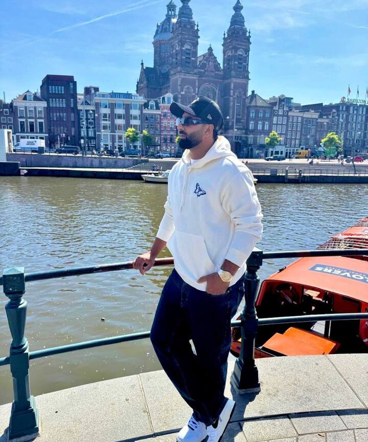 31 वर्षीय मुहम्मद वसीम का जन्म पाकिस्तान के पंजाब में हुआ था. दाएं हाथ के बल्लेबाज वसीम 2021 में यूएई के लिए खेलने के योग्य हुए क्योंकि वह 3 साल से अधिक समय से वहां रह रहे थे. बता दें कि वह एक टूर्नामेंट में खेलने पहली बार यूएई आए थे, वह 3 बार विजिट वीजा पर गए. मुदस्सिर अली की नजर उन पर पड़ी, उन्होंने वसीम को जॉब दी लेकिन बाद में इसे छोड़कर पूरा ध्यान क्रिकेट पर फोकस करने के लिए कहा.