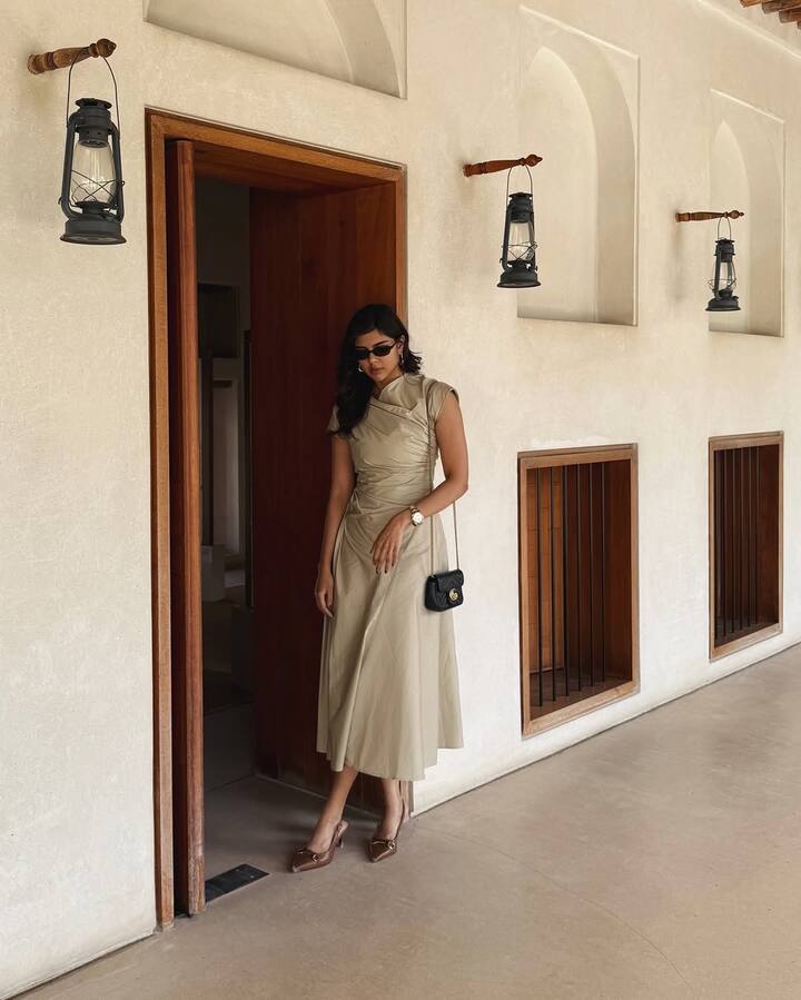 कल्याणी का ये लुक स्टाइलिश और मॉडर्न है. उन्होंने बेज मिडी ड्रेस पहनी है जिसे ब्राउन हील्स, ब्लैक मिनी बैग और सनग्लासेस के साथ पेयर किया है. मिनिमल एक्सेसरीज और नैचुरल स्टाइल इस लुक को चिक और एलिगेंट बना रहे हैं.
