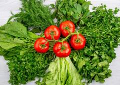 बालों को सफेद होने से बचाने के लिए खाएं ये चीजें, बनेंगे मजबूत और चमकदार