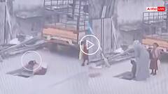 Video: स्कूल जाते समय खुले मैनहोल में गिर गई बच्ची, मां ने बचाई जान, हैदराबाद का वीडियो वायरल
