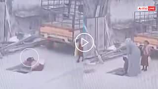 Video: स्कूल जाते समय खुले मैनहोल में गिर गई बच्ची, मां ने बचाई जान, हैदराबाद का वीडियो वायरल