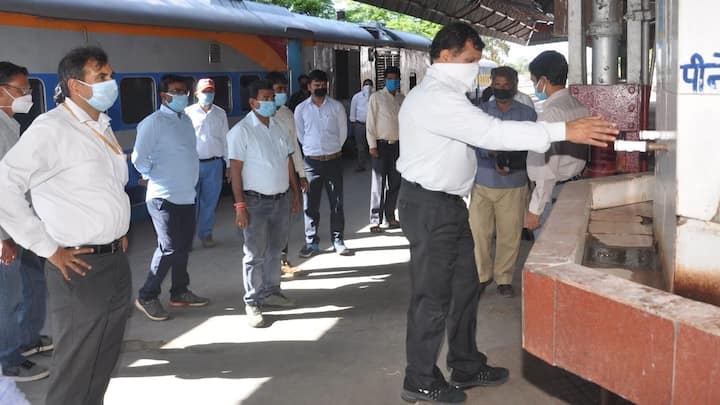 इसके अलावा जिस स्टेशन पर आपका सामान छूट गया है. उसे स्टेशन पर उतरकर के भी आपको वहां मौजूद अधिकारियों को इस बारे में जानकारी देनी होती है. इसके अलावा आपकों रेलवे पुलिस फोर्स को भी इस बारे में सूचना देनी होती है.