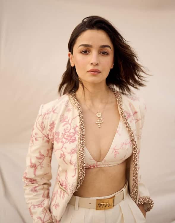 Alia Bhatt is seen in a stylish style with western outfits in this picture. His confident look and simple makeup are further enhancing their beauty.