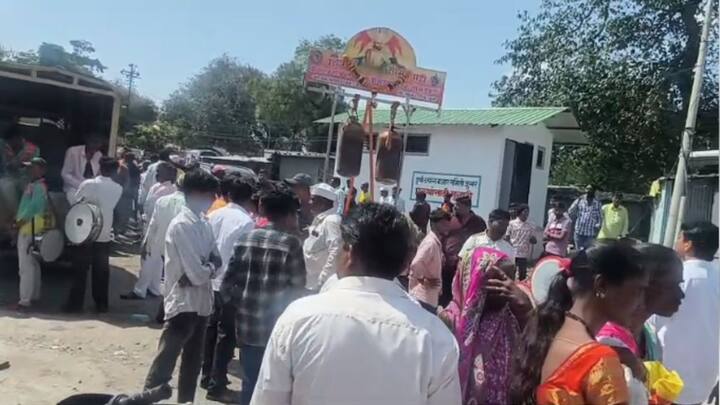 ही घटना काल (बुधवारी दि.10) दुपारी 3 वाजण्याच्या सुमारास जुन्नरमध्ये घडली. याप्रकरणी आयोजक देवराम लांडे, अमोल लांडे, डीजे मालक सौरभ शेखरे आणि चालक नामदेव रोकडे यांच्यावर जुन्नर पोलिस ठाण्यात गुन्हा दाखल करण्यात आला आहे.