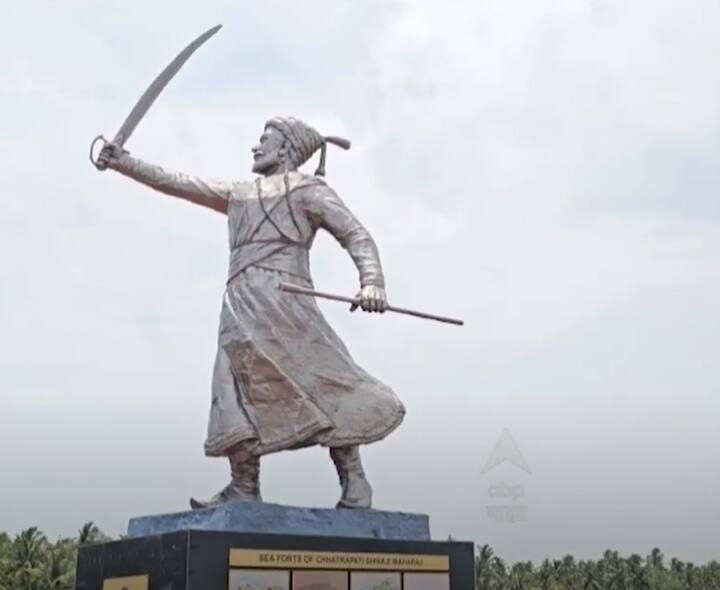 पर्यटकांनी किल्ला खुला होताच मोठ्या संख्येने हजेरी लावण्यास सुरुवात केली असून परिसर पुन्हा गजबजला आहे.