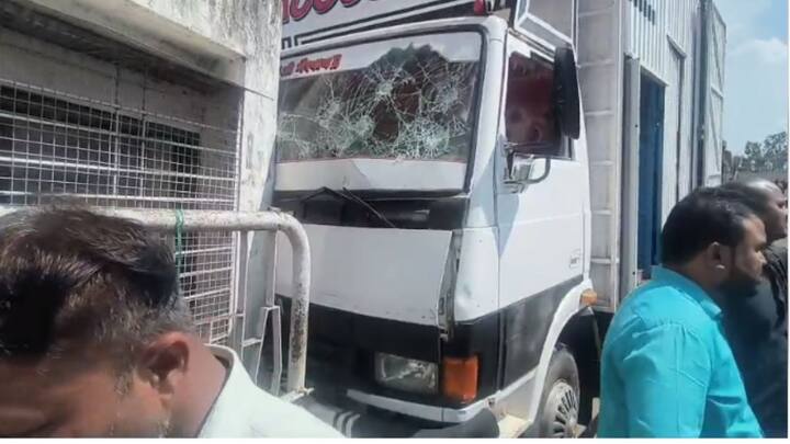 शोभायात्रा जुन्नर बाजार समितीतून धान्य बाजाराकडे येत असताना उतारावरती असतानाच डीजे वाहन ढोल-ताशा पथकातील युवकांच्या अंगावर आले. वाद्याच्या आवाजामुळे काहींना वाहन येत असल्याचं समजलं नाही.