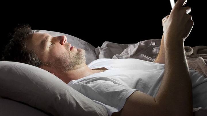 आजच्या काळात लोकं दिवसभर काम करून रात्री थोडे वेळ का होईना फोन वापरण्यासाठी काढतातच. पण फोन वापरता वापरता सकाळचे २-३ कधी वाजतात याचं भान रहात नाही