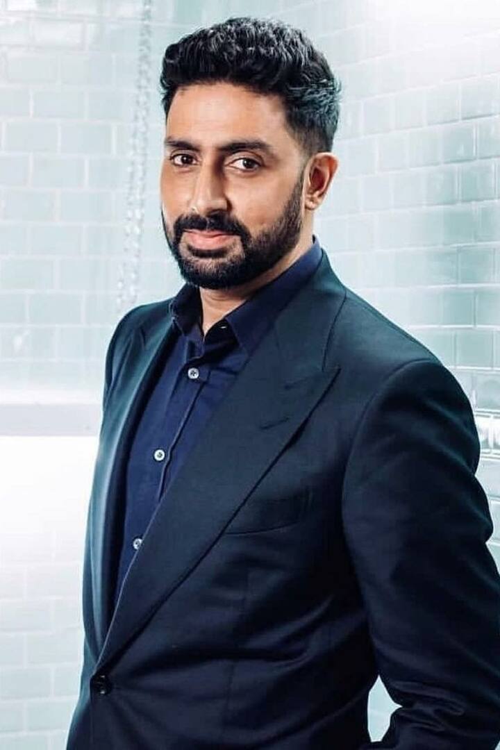 लिस्ट के अगले नंबर जूनियर बच्चन यानी अभिषेक बच्चन का नाम शुमार है. एक्टर की भी हाइट अच्छी–खासी है. अभिषेक बच्चन का कद 6 फीट 3 इंच है.