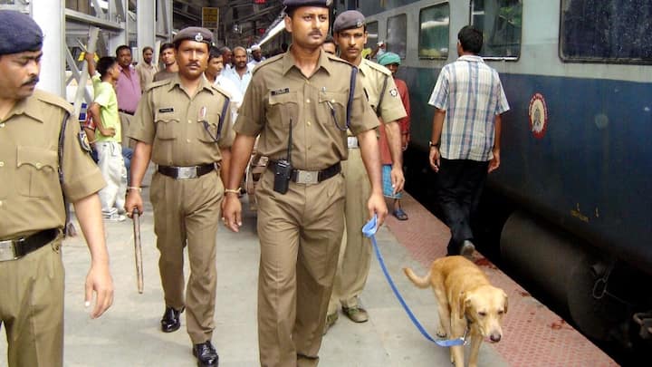 अगर तुरंत वहां सामान नहीं मिलता तो फिर आपको आरपीएफ में अपनी एफआईआर दर्ज करवानी होती है. इसके बाद अगर आपका सामान मिल जाता है. तो उसे ढूंढ कर उसी स्टेशन पर पहुंचा दिया जाता है. जिस स्टेशन पर उसके खोने की शिकायत दर्ज करवाई जाती है.