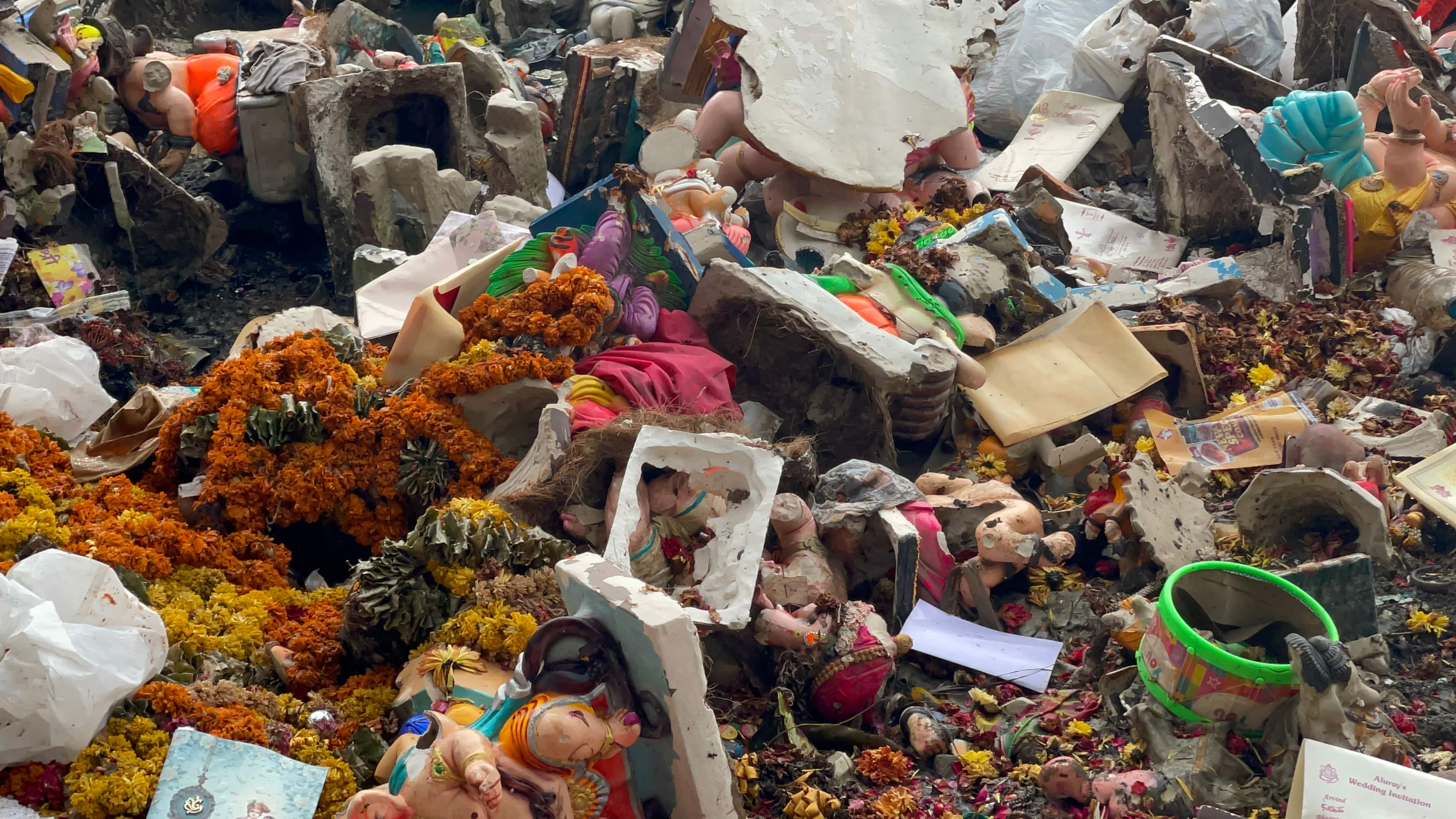 Ganesh Utsav 2025: ఇదేం భక్తి నాయకా!? హుస్సేన్ సాగర తీరాన చెత్తకుప్పలో విగ్రహాలు