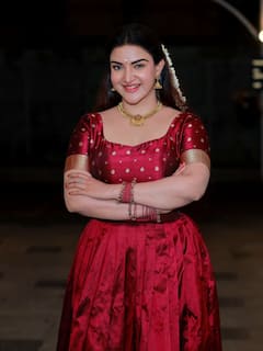 Honey Rose PHOTO: રેડ લહેંગામાં ગોર્જિયસ લાગી હની રોઝ, તસવીરો થઈ વાયરલ