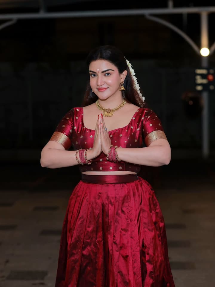 हनी रोज़ का जन्म 5 सितंबर, 1991 को मुल्लामट्टम, केरल में हुआ था। उन्होंने सेंट जेवियर्स कॉलेज फॉर विमेन, अलुवा से कम्युनिकेटिव इंग्लिश में बैचलर ऑफ़ आर्ट्स की डिग्री प्राप्त की है।