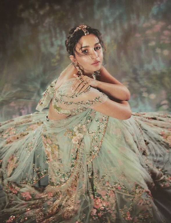 In this picture, Alia Bhatt is wearing a light green lehenga, which gives her a fairy -like look. His necklaces are making this photo even more attractive.