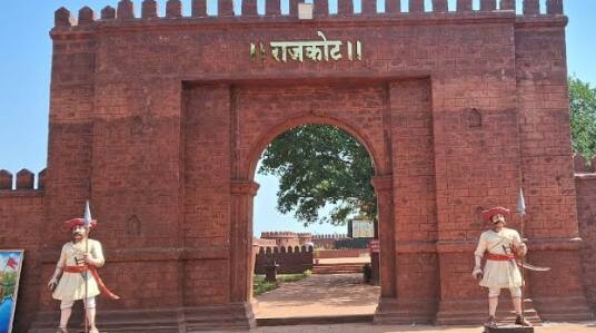 पावसाळ्यात सिंधुदुर्ग किल्ला बंद असल्याने पर्यटकांसाठी राजकोट किल्ला आणि शिवपुतळा हे मोठे आकर्षण ठरतात.