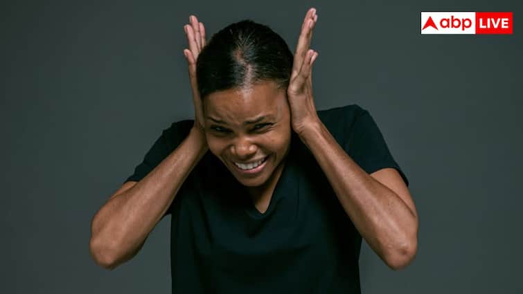 Symptom of Tinnitus: किस बीमारी में कान में बजने लगती है सीटी, ये कितनी खतरनाक?