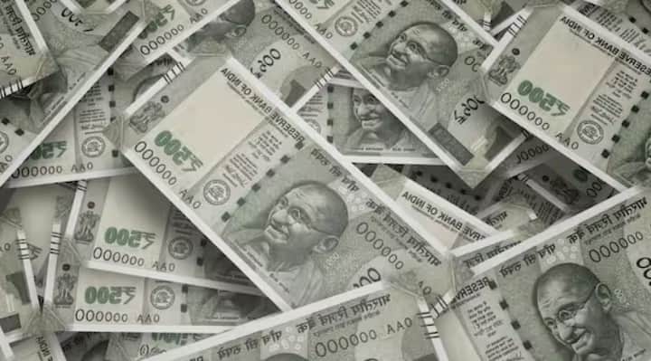 કિસાન વિકાસ પત્ર યોજના પણ ખાસ કરીને એવા રોકાણકારો માટે છે જેઓ તેમના નાણાં સુરક્ષિત રાખવા માંગે છે, અને તેની સાથે તેના પરિણામોની પણ ખાતરી આપવામાં આવે છે. તમે રૂ. 1,000 જેટલા ઓછા રોકાણથી શરૂઆત કરી શકો છો અને પછી તમારા રોકાણને 100 ના ગુણાંકમાં વધારી શકો છો. તમે કેટલું રોકાણ કરી શકો તેની કોઈ મર્યાદા નથી.