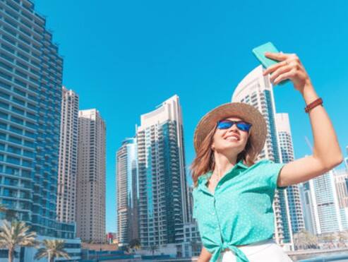 सरकारी बिल्डिंग्स की फोटो खींचना: दुबई में कुछ जगहों पर फोटोग्राफी बिल्कुल मना है. खासकर सरकारी ऑफिस, पुल, मिलिट्री एरिया या एयरपोर्ट की फोटो खींचते पकड़े गए तो जेल तक जाना पड़ सकता है.