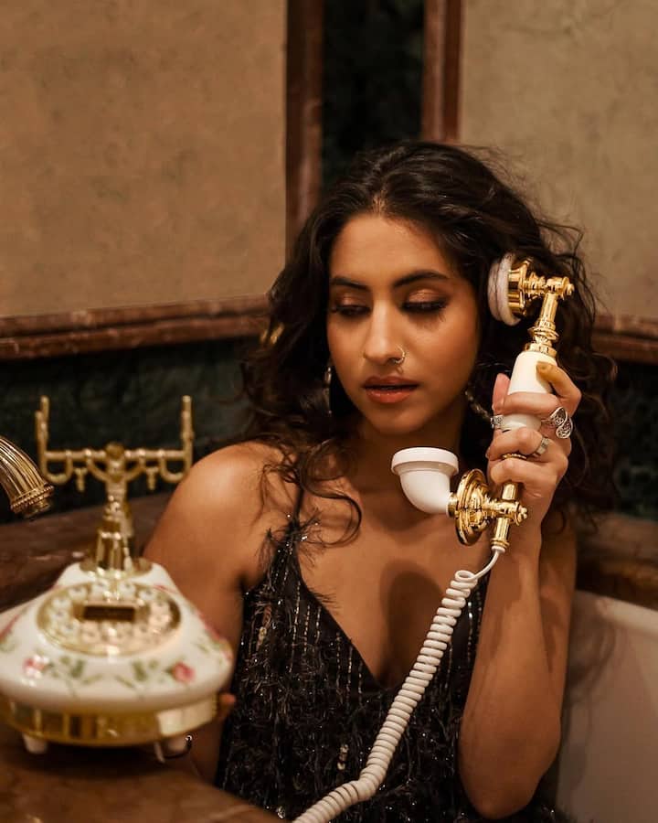 Alia Chhiba is 21 years old and she has done fashion designing. He took this degree from a college in London.