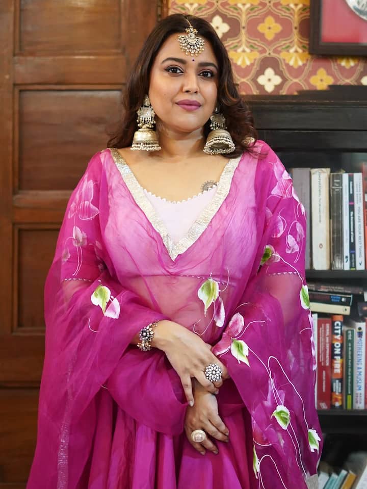 स्वरा भास्कर ने इस लुक में एक बेहद एलिगेंट और ग्रेसफुल ट्रेडिशनल स्टाइल कैरी किया है, जो उन्हें बिल्कुल रॉयल और फेस्टिव लुक दे रहा है.