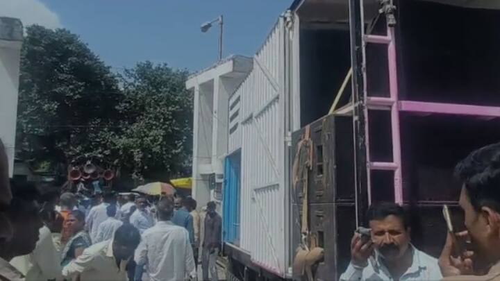 या प्रकरणी पोलिसांनी चार जणांवर गुन्हा दाखल करत पुणे जिल्हा परिषदेचे माजी अध्यक्ष आयोजक देवराम लांडे आणि चालकाला अटक करण्यात आली आहे.