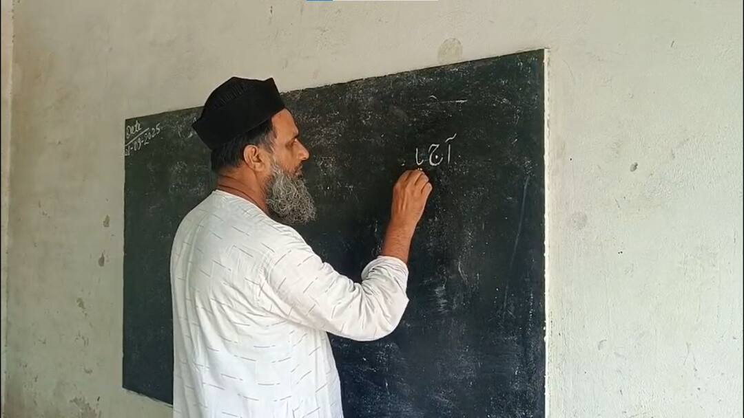 Kushinagar News: कुशीनगर में सरकारी पर बने दो मदरसों पर एक्शन की तैयारी, DM को भेजी गई रिपोर्ट Kushinagar Administration Prepared for Action on Illegal Madrasa ann Kushinagar News: कुशीनगर में सरकारी पर बने दो मदरसों पर एक्शन की तैयारी, DM को भेजी गई रिपोर्ट